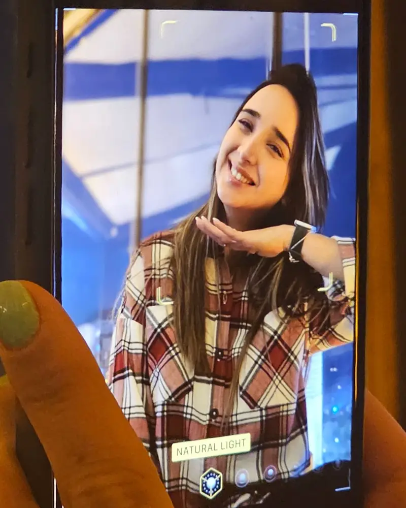 Telefon ekranında Gunelin gülümsəyən fotosu