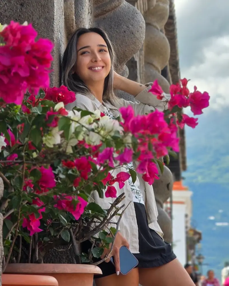 Gunel çəhrayı çiçəkli eyvanda, arxada dağlar